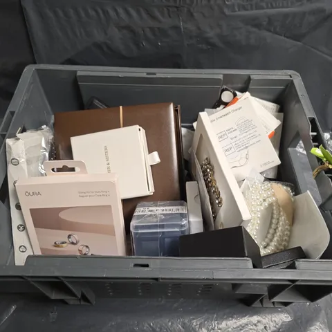 LARGE QUANTITY OF ASSORTED JEWELLERY AND ACCESSORIES 