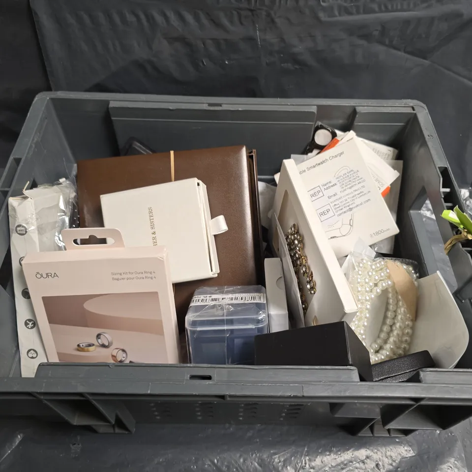 LARGE QUANTITY OF ASSORTED JEWELLERY AND ACCESSORIES 