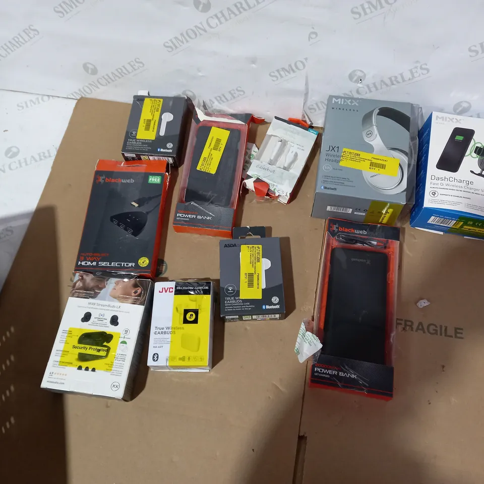 LOT OF APPROXIMATELY 10 ASSORTED ELECTRICAL ITEMS TO INCLUDE BLACKWEB POWERBANK, MIXX WIRELESS HEADPHONES, BLACKWEB HDMI SELECTOR ETC