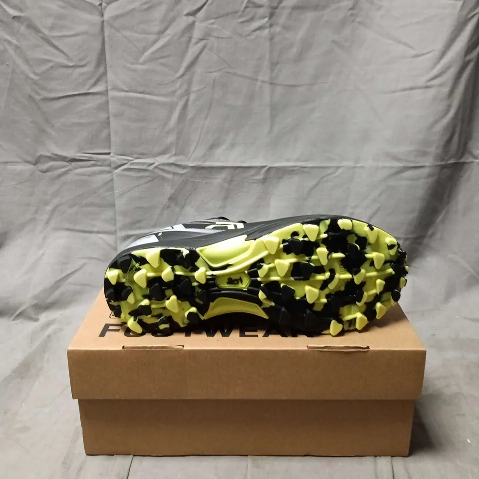 BOXED PAIR OF  KOOKABURRA ROGUE JUNIOR HOCKEY SHOES – BLACK/YELLOW, UK 4 (EU 37)