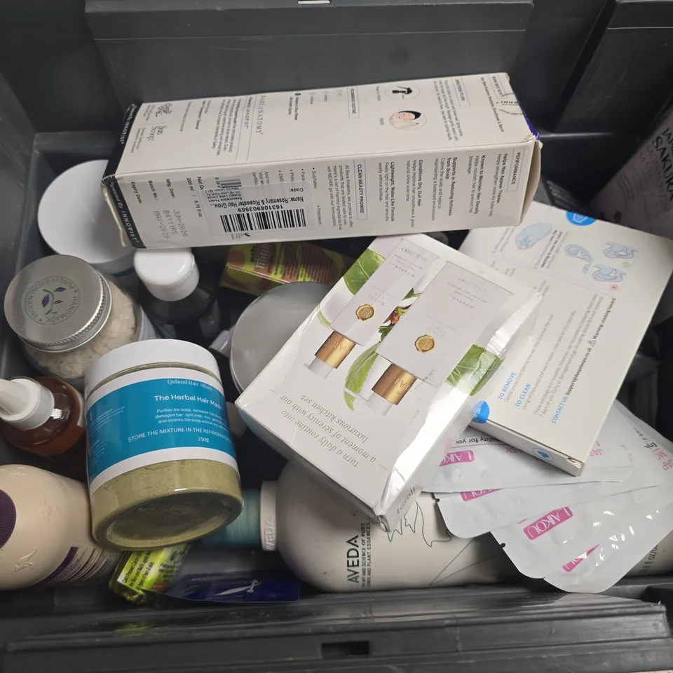 APPROXIMATELY 15 ASSORTED HEALTH & BEAUTY PRODUCTS TO INCLUDE RITUALS LUXURY KITCHEN SET, DEEPSLEEPS EAR PLUGS, BARE ANATOMY ROSEMARY & RICE WATER, ETC, ETC - COLLECTION ONLY