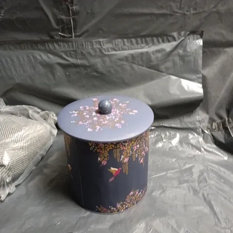 BOX OF APPROXIMATELY 10 ASSORTED ITEMS INCLUDING: BISCUIT TIN AND THROW