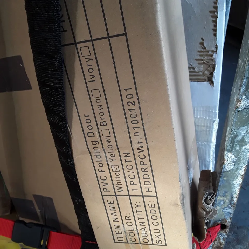 LOT OF APPROXIMATELY 11 ASSORTED ITEMS TO INCLUDE PIC FOLDING DOORS, BAMBOO SCREENING AND 60M CLOTHING AIRER / COLLECTION ONLY