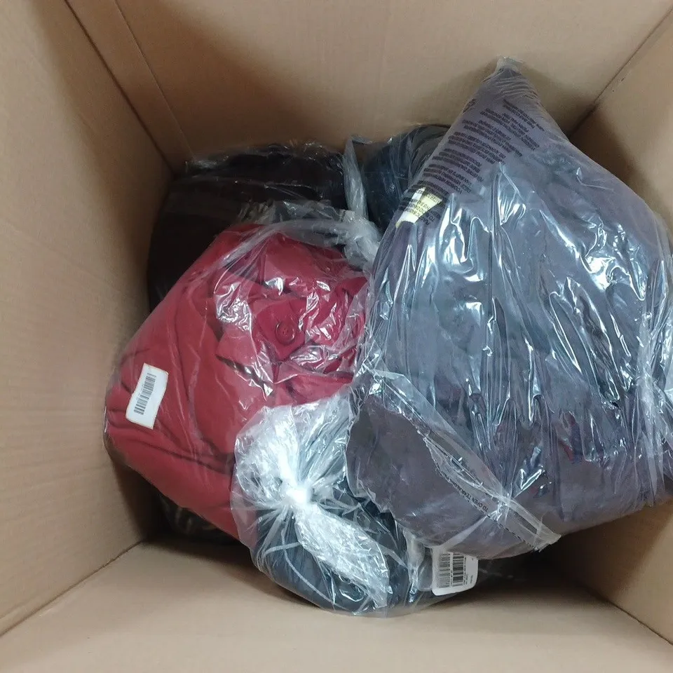 LARGE QUANTITY OF ASSORTED CLOTHING TO INCLUDE COATS, JUMPERS, CARDIGANS, ETC