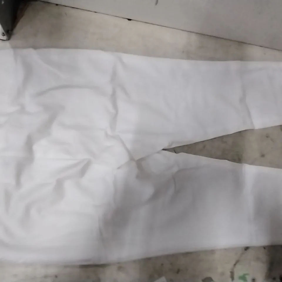 BOX CONTAINING BLUE JUMPSUITS 3XL , 19 PCS AND 1 PCS DR MAX WHITE LEGGINGS,  XLV