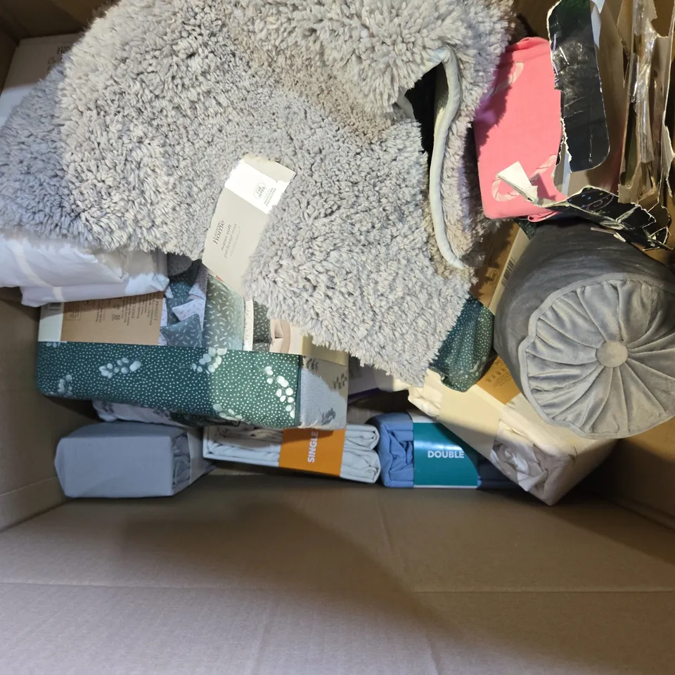BOX OF APPROXIMATELY 10 ASSORTED BEDDING AND SOFT FURNISHING  ITEMS TO INCLUDE - FITTED SHEET SET , DUVET SET KING SIZE , DUVET SET DOUBLE ETC