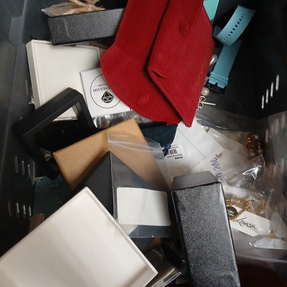 APPROXIMATELY 15 ASSORTED JEWELLERY PRODUCTS TO INCLUDE EARRINGS, NECKLACES, BRACELETS ETC 