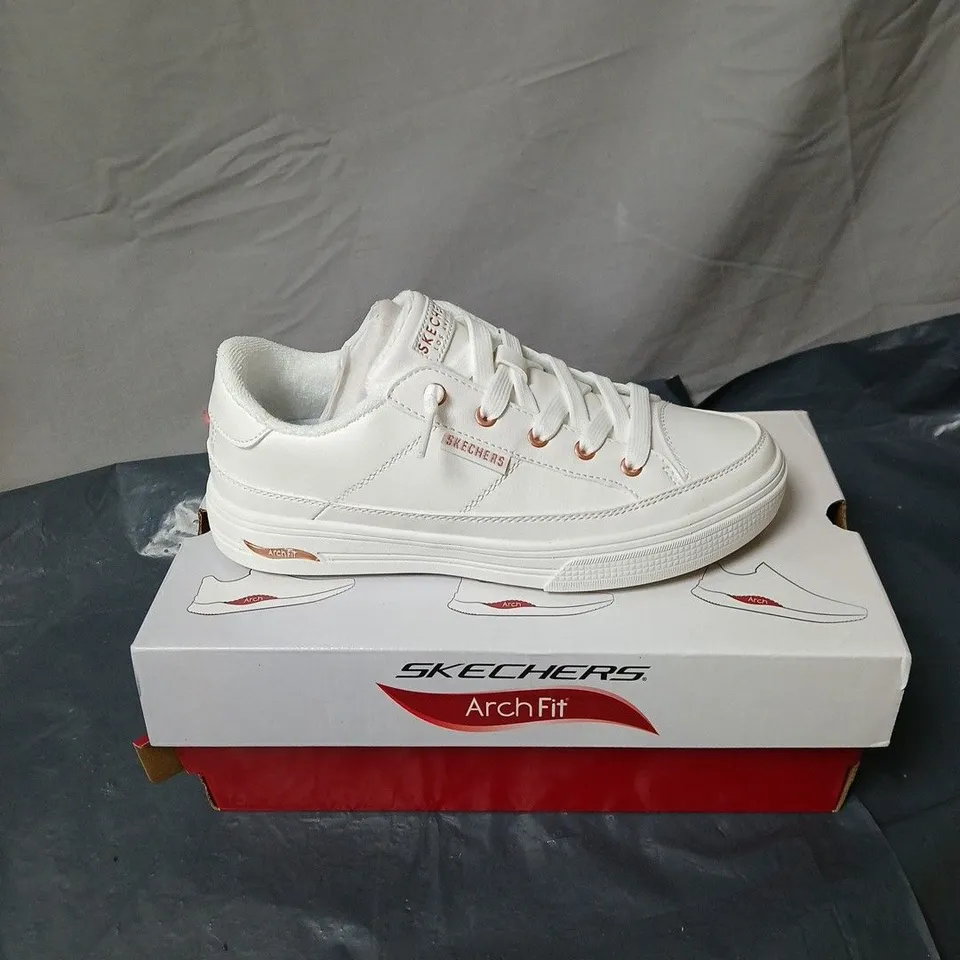 SKECHERS ARCH FIT WHITE TRAINERS – BOXED UK 3