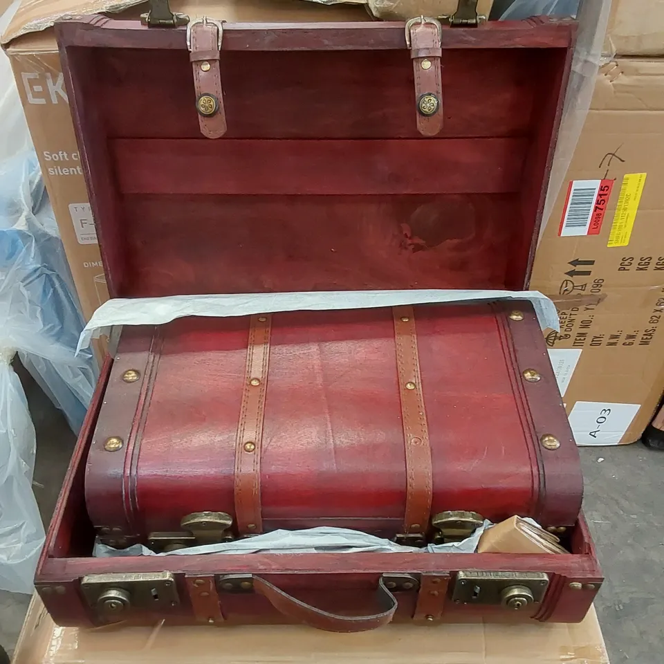 BOXED 2 PIECE VINTAGE TRUNK SET - SET OF 2 (1 BOX)