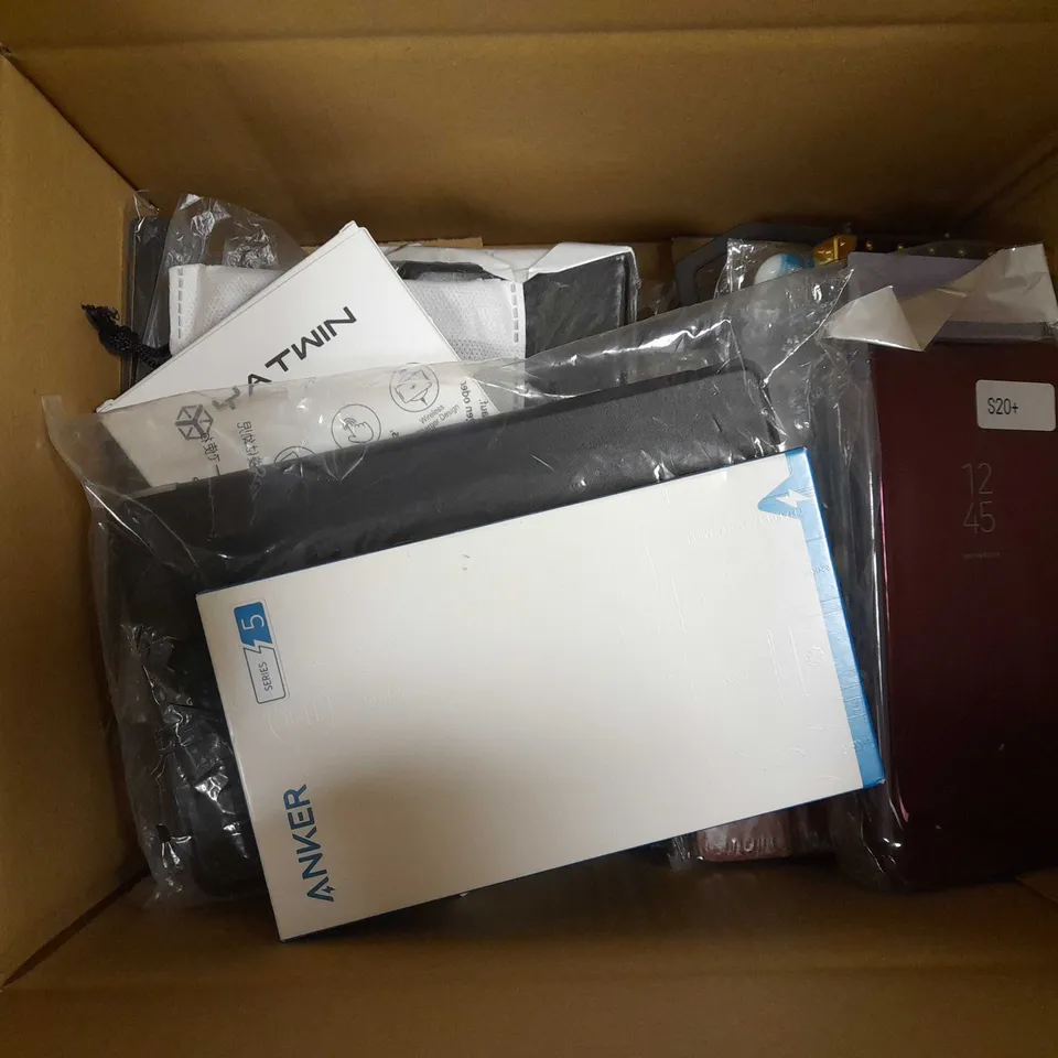 LOT OF APPROX 15 ASSORTED ITEMS TO INCLUDE-IPHONE CASE-IPAD CASE-WIRELESS CHARGER