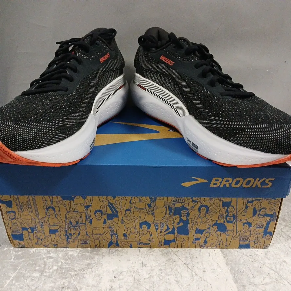 BOXED PAIR OF BROOKS ADRENALINE GTS 24 MEN'S SHOES IN BLACK/GREY/RED SIZE UK 10