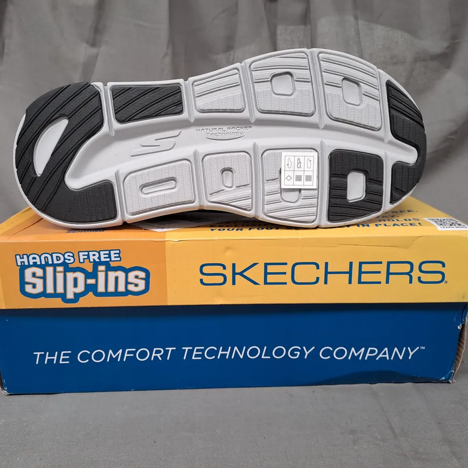 BOXED PAIR OF SKECHERS MAX CUSHIONING PREMIER 2.0 SHOES IN NAVY UK SIZE 9