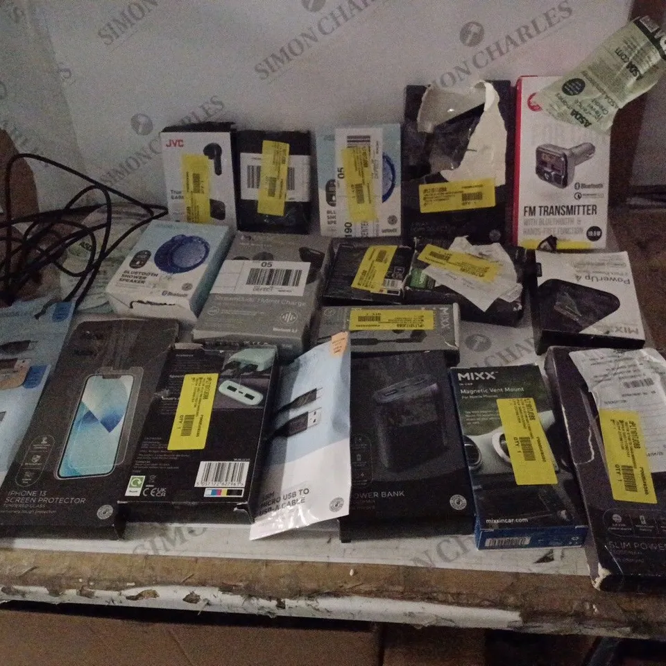 GROUP OF APPROX. 20 ASSORTED TECH ITEMS TO INCLUDE BLUETOOTH SPEAKERS, BATTERY BANKS, USB CABLES ETC