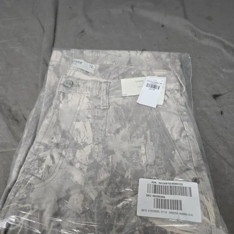 HOLLISTER LOOSE CARGO JEANS SIZE 32 X 30