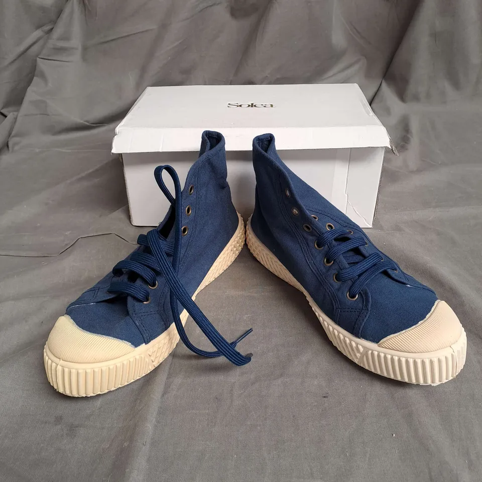 BOXED PAIR OF SOLEA CANVAS SNEAKERS IN NAVY SIZE 6