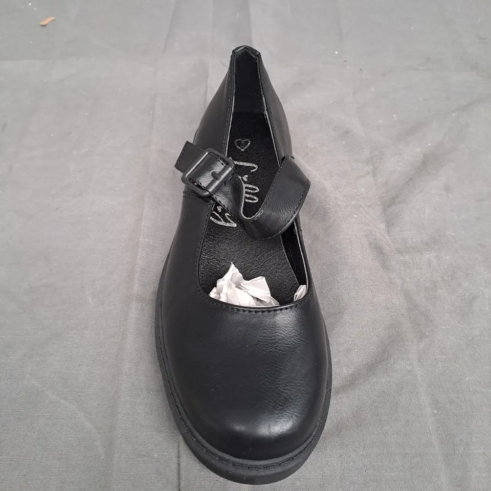 BOX OF APPROXIMATLY 10 BLACK LILLEY SHOE IN VARIOUS SIZES 