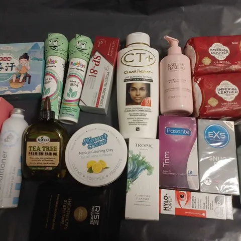 LOT OF APPROXIMATELY 18 ASSORTED HEALTH AND BEAUTY ITEMS TO INCLUDE TEA TREE HAIR OIL, IMPERIAL LEATHER SOAP AND TROPIC CLEANSER