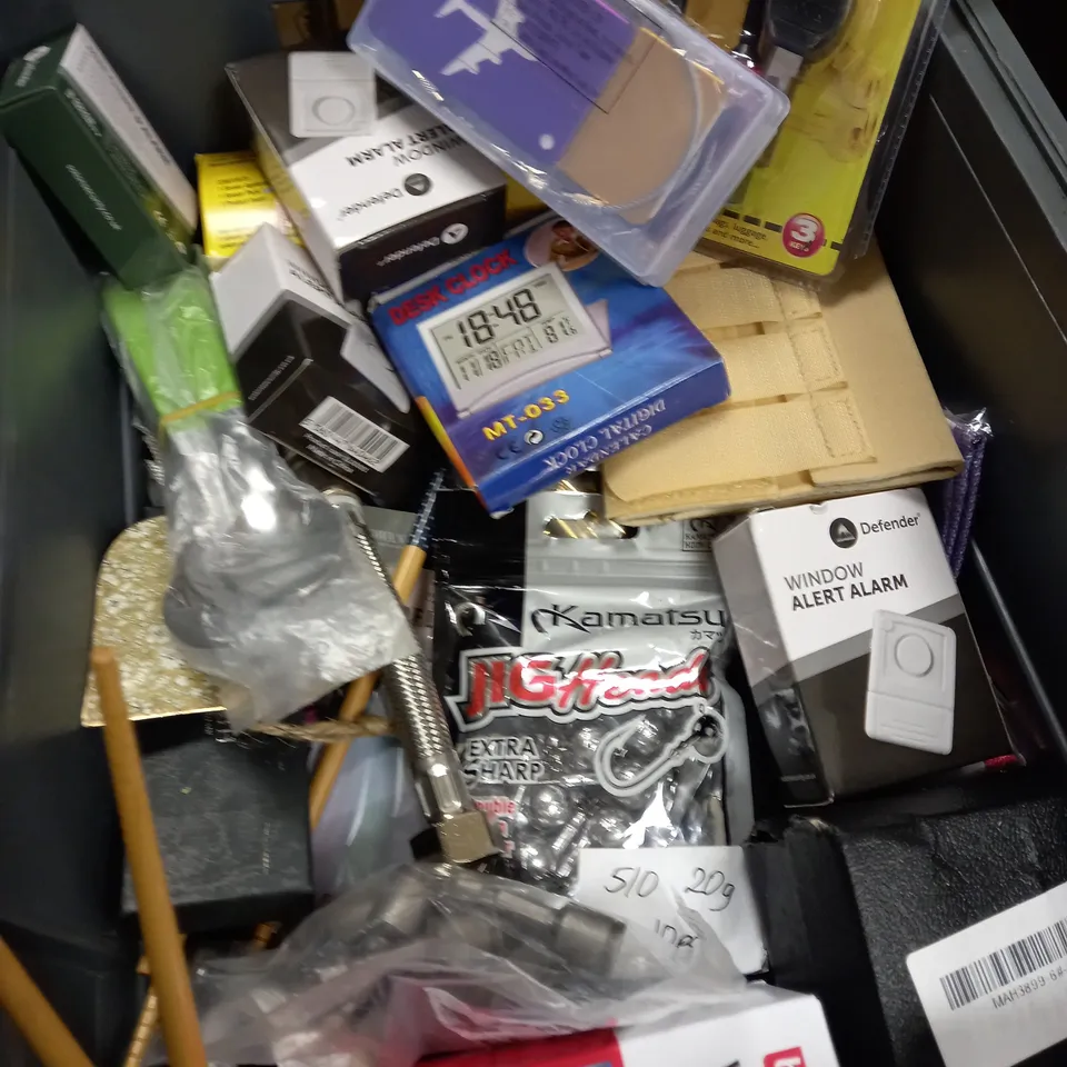 ASSORTED HOUSEHOLD ITEMS 
