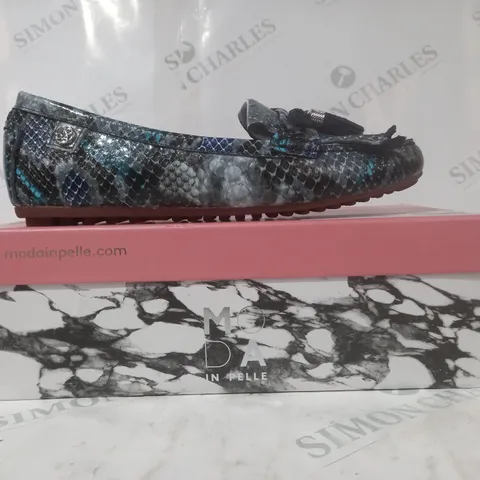 BOXED PAIR OF MODA IN PELLE ETHELIA SHOES IN BLUE SNAKE SIZE 7