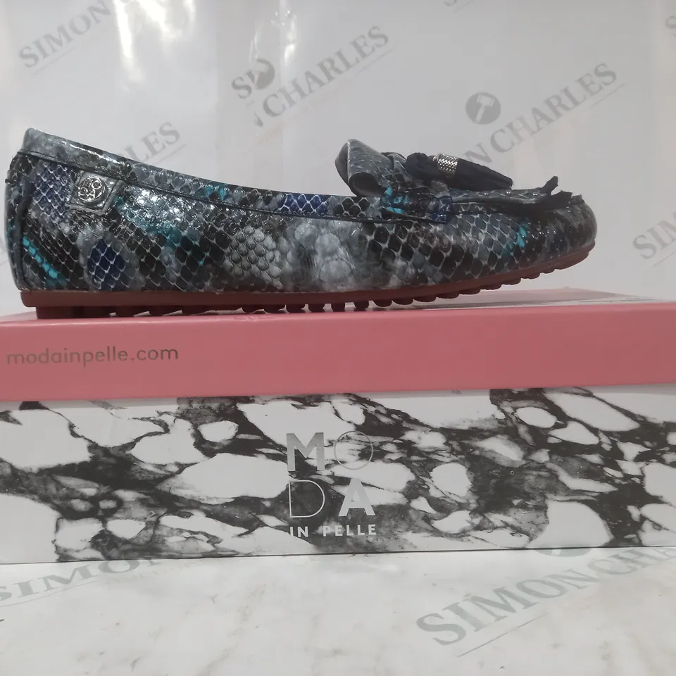 BOXED PAIR OF MODA IN PELLE ETHELIA SHOES IN BLUE SNAKE SIZE 7