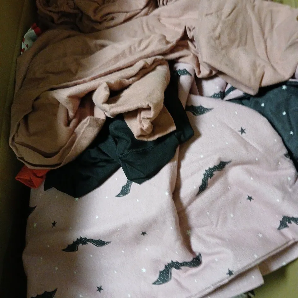 BOX OF APPROX 15 ASSORTED HOUSEHOLD ITEMS TO INCLUDE BATH MAT, POKEMON BLANKET HOODIE, THROW, ETC