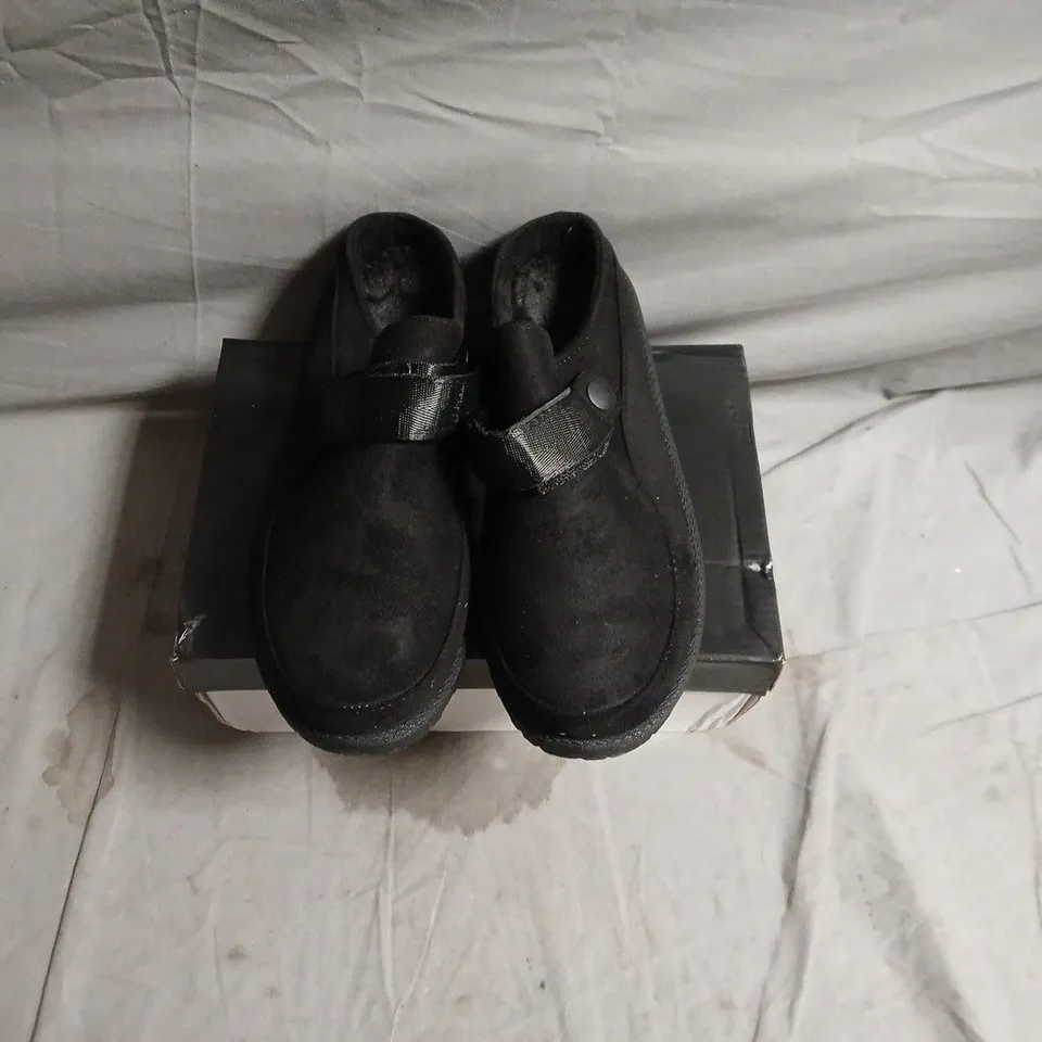 BLACK VELCRO-STRAP SHOES – UK 7 (EU 40)