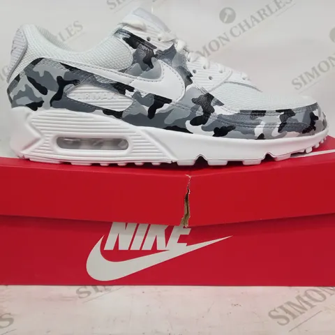BOXED PAIR OF NIKE AIR MAX 90 SHOES IN WHITE/GREY CAMO UK SIZE 9