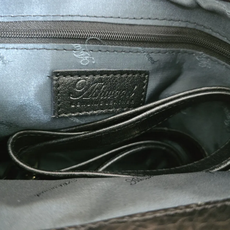 ASHWOOD LEATHER  BLACK LEATHER HANDBAG WITH SHOULDER STRAP 