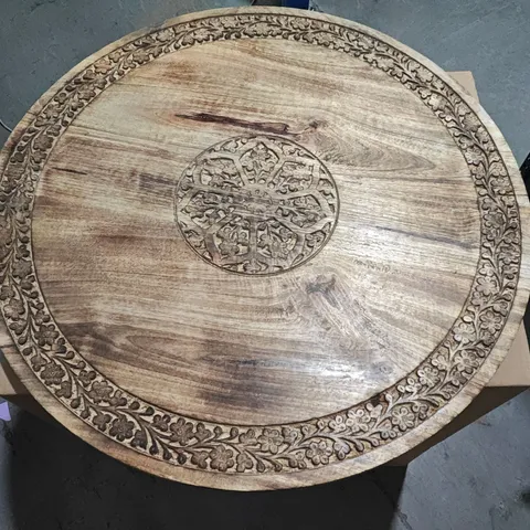 PAIR OF CARVED WOODEN FURNITURE COMPONENTS: CIRCULAR CARVED TOP & HINGED LATTICE PANELS