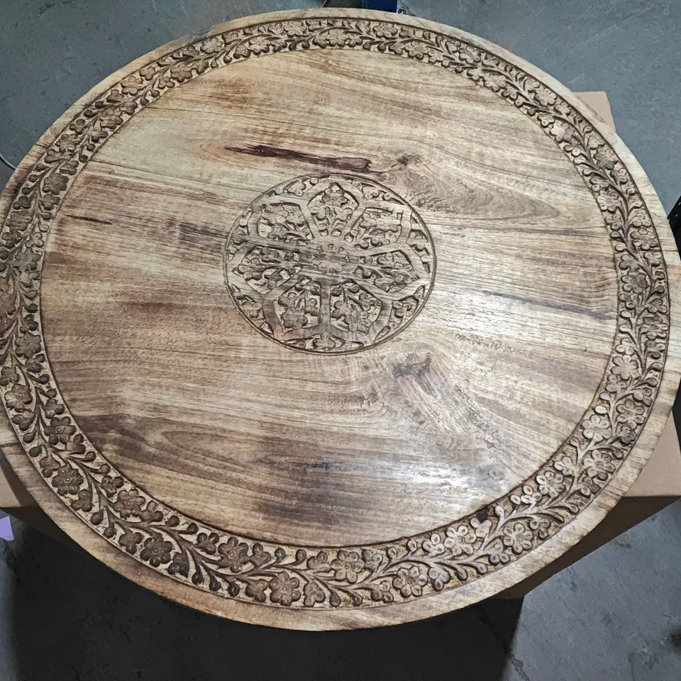 PAIR OF CARVED WOODEN FURNITURE COMPONENTS: CIRCULAR CARVED TOP & HINGED LATTICE PANELS