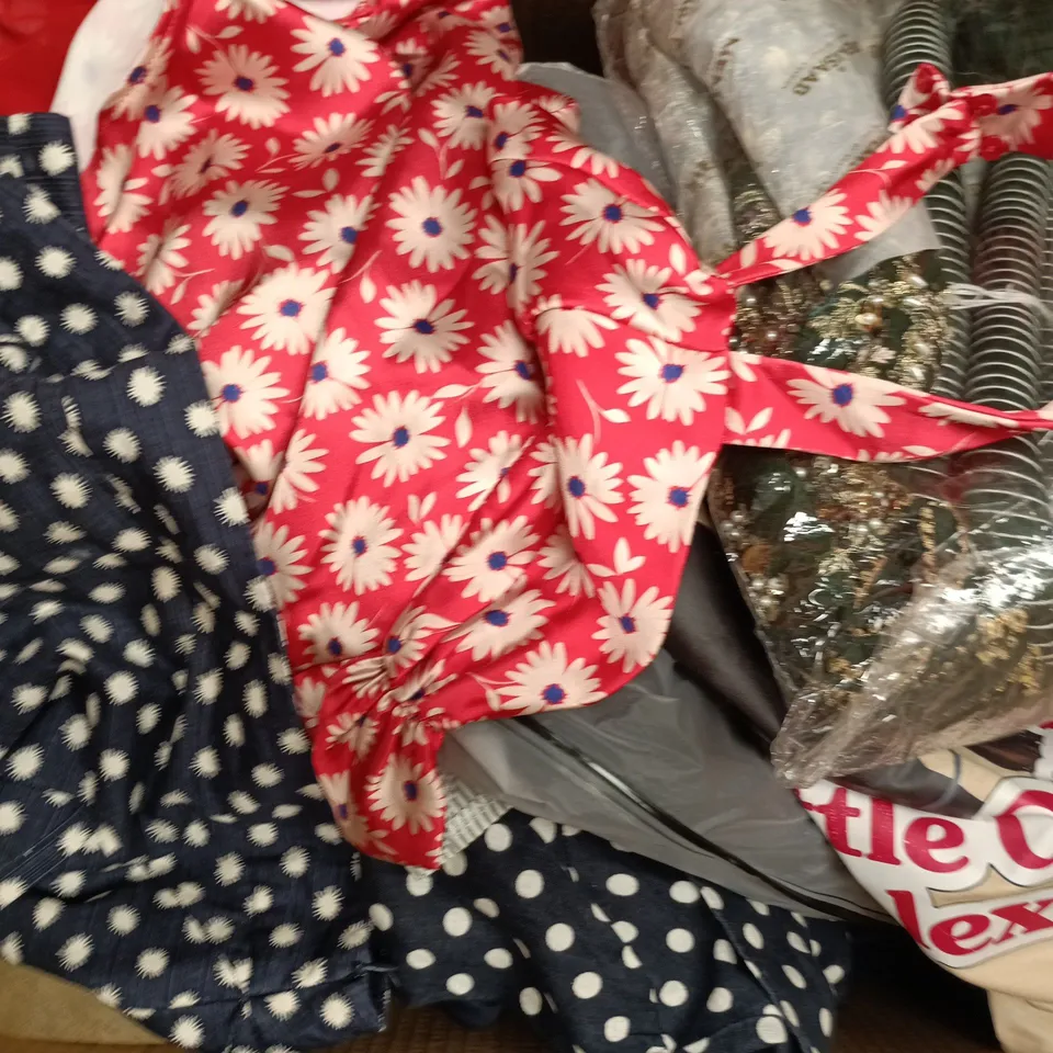 APPROXIMATELY 20 ASSORTED CLOTHING AND FASHION PRODUCTS IN VARIOUS STYLES AND SIZES - COLLECTION ONLY