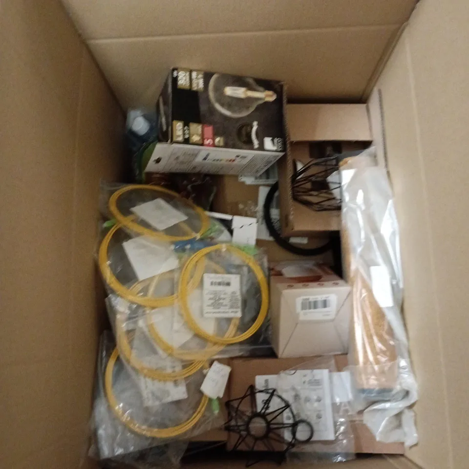 BOX OF APPROXIMATELY 20 ASSORTED ITEMS TO INCLUDE: HYDROFLASK AND DESK MOUNT ECT