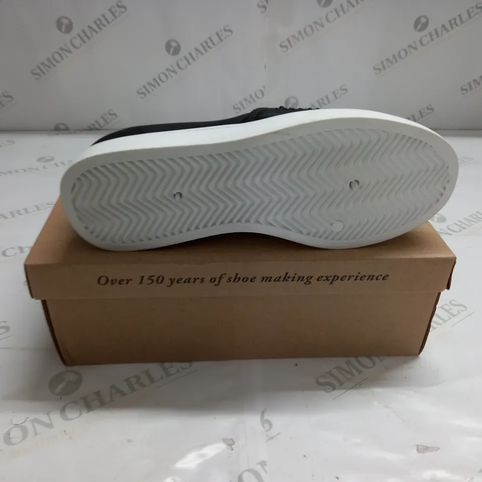 BOXED CUSHION WALK DIAMONATE TRAINERS SIZE 7