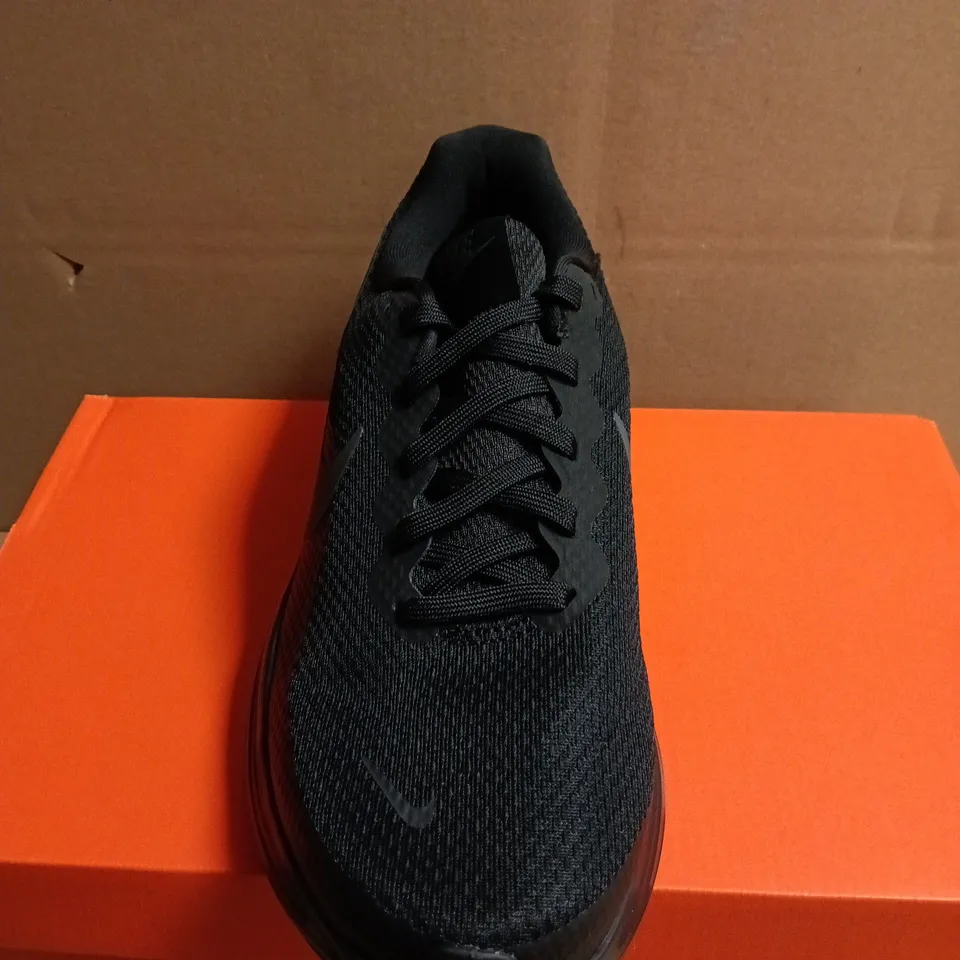 BOXED PAIR OF NIKE WOMEN'S RUNNING SHOES – BLACK, UK 8.5 