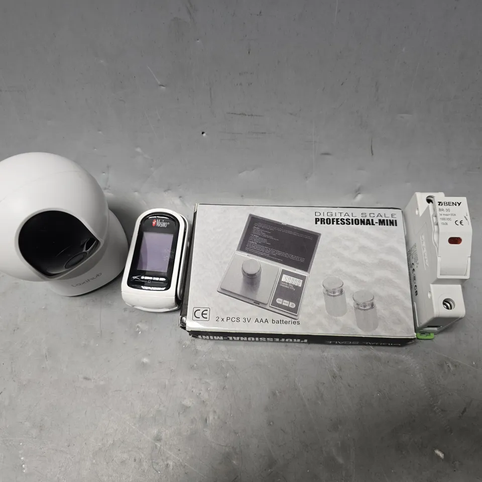 APPROXIMATELY 8 ASSORTED ITEMS TO INCLUDE - DIGITAL SCALE , MIGHTYSAT RX , LOXIHUB ETC