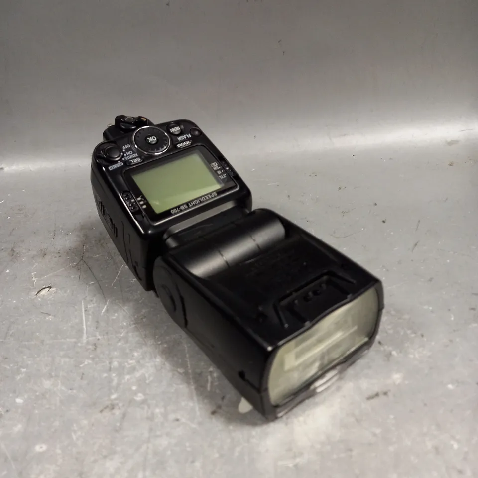 NIKON SPEEDLIGHT SB-700 CAMERA FLASH UNIT 