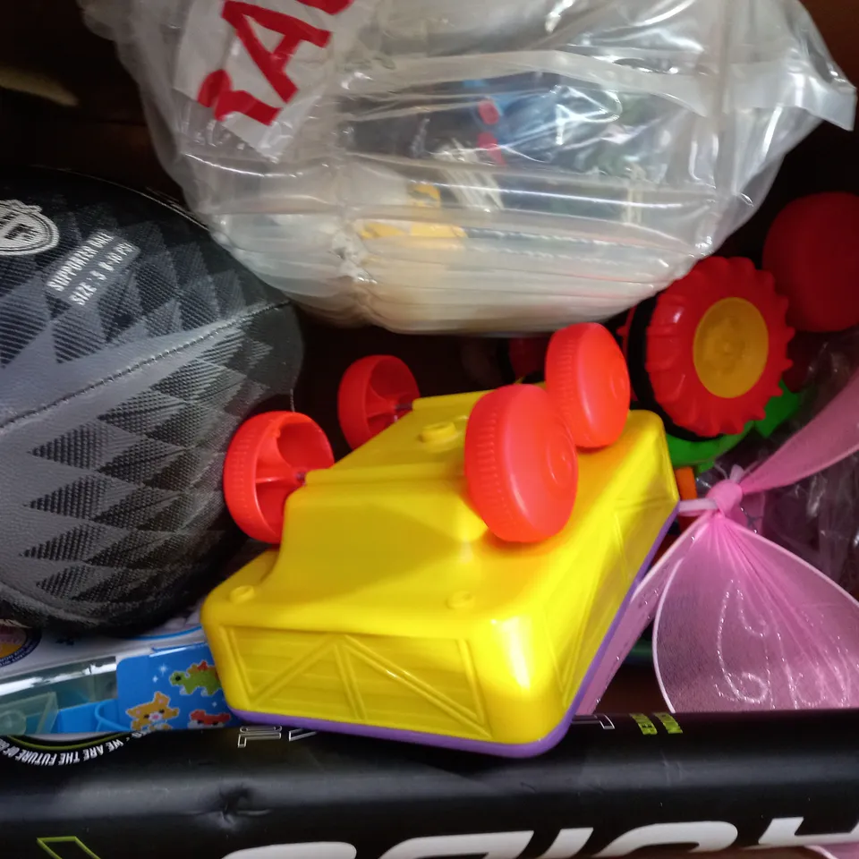 BOX OF APPROXIMATELY 5 ASSORTED TOYS AND GAMES TO INCLUDE NODDY'S TOYLAND NODDY'S CAR, ZAPPI PLUSH MONKEY, ETC