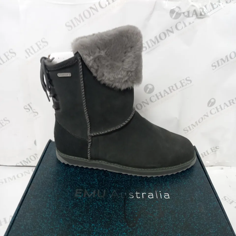 BOXED PAIR OF EMU AUSTRALIA BIRDWOOD BOOTS IN DARK GREY UK SIZE 9