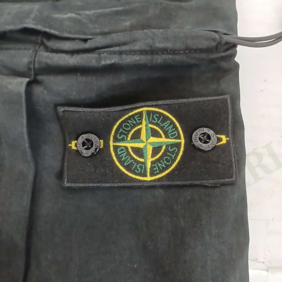 STONE ISLAND CARGO PANTS IN BLACK - LARGE