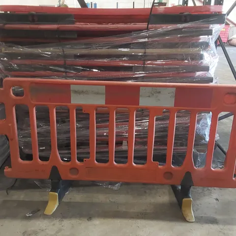 PALLET CONTAINING APPROXIMATELY 24x PLASTIC ROAD BARRIERS 