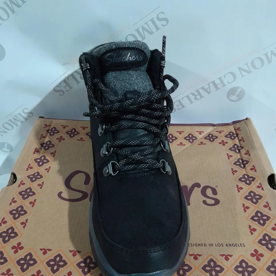 BOXED PAIR OF SKECHERS SYNERGY WARM BOOTS IN BLACK - SIZE 5