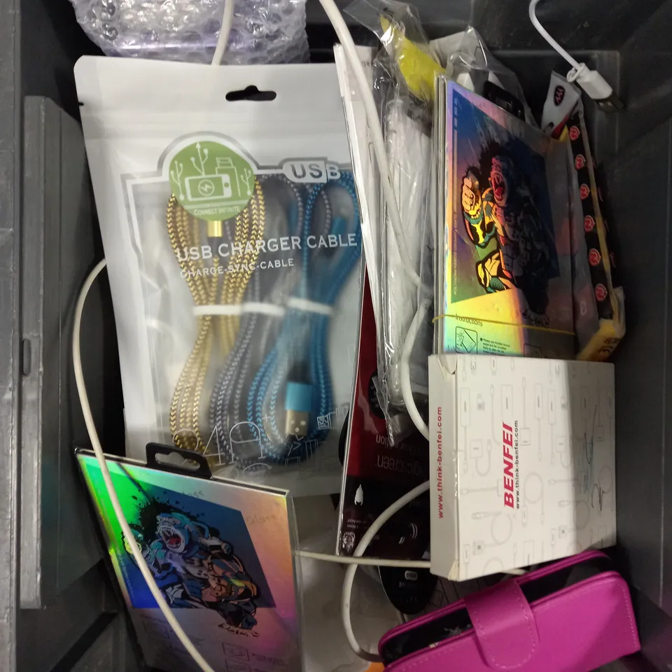APPROXIMATELY 30 ASSORTED SMARTPHONE/TABLET ACCESSORIES TO INCLUDE PROTECTIVE CASES, CHARGING CABLES, POWER BANKS ETC 