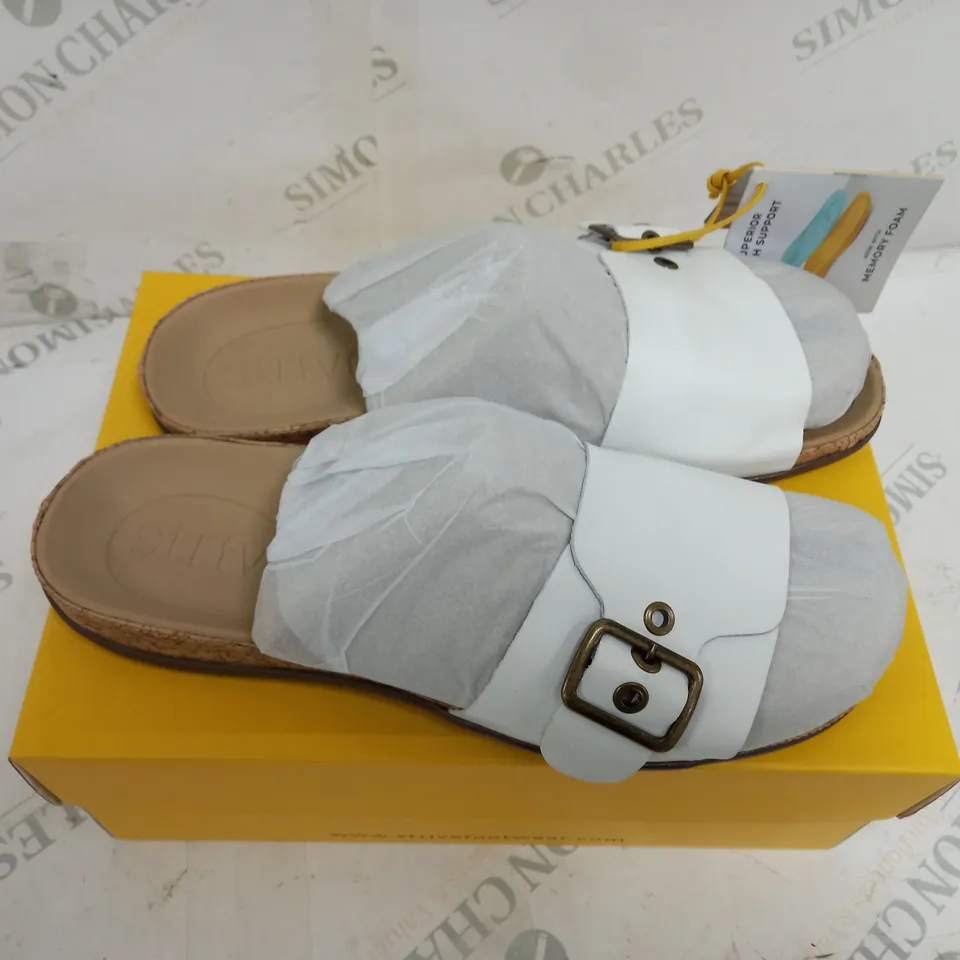 BOXED STRIVE PAROS IN WHITE SIZE 7 