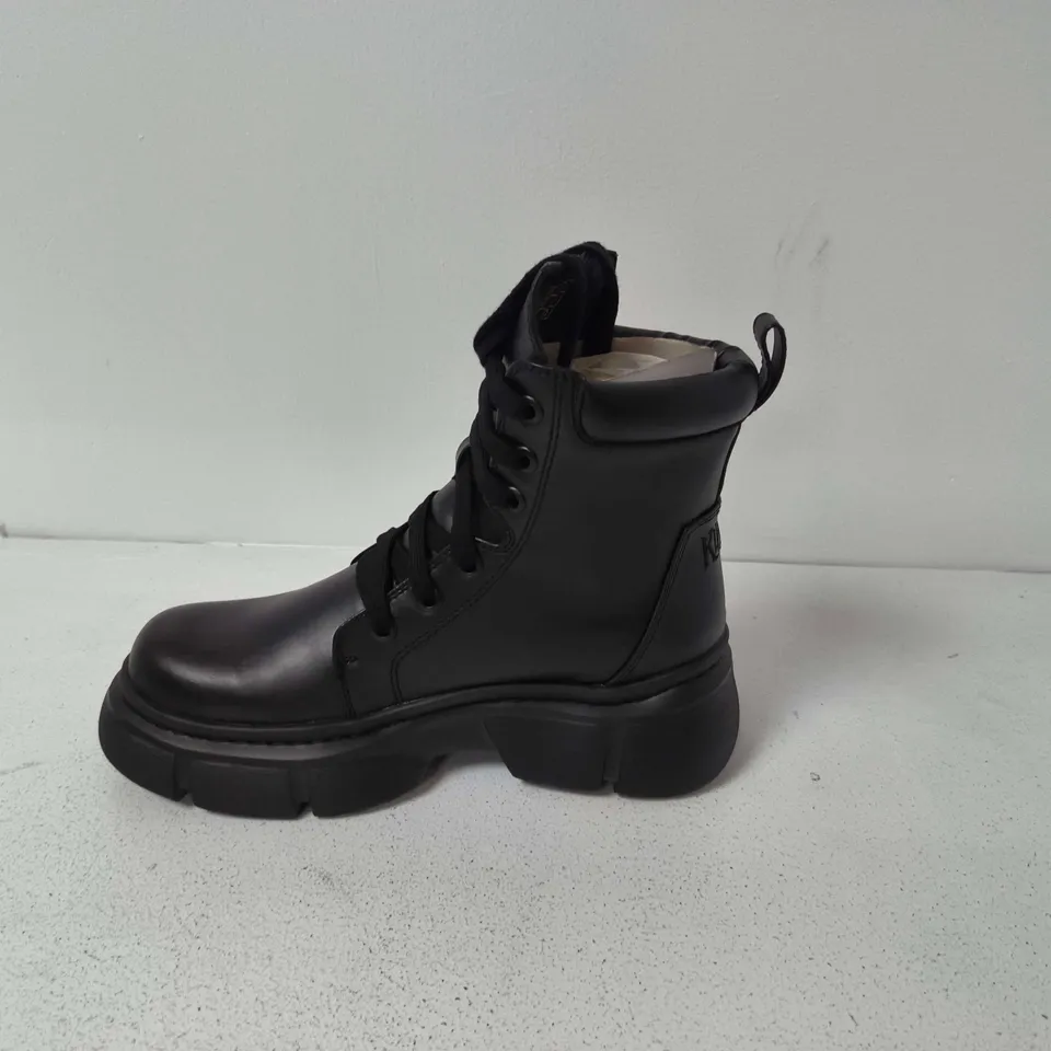 BOXED KILLSTAR DISCORDANT BOOTS IN BLACK - UK 8