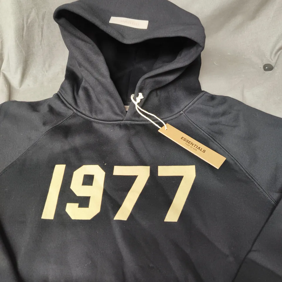 FEAR OF GOD ESSENTIALS HOODIE – BLACK 1977 PRINT - SIZE S