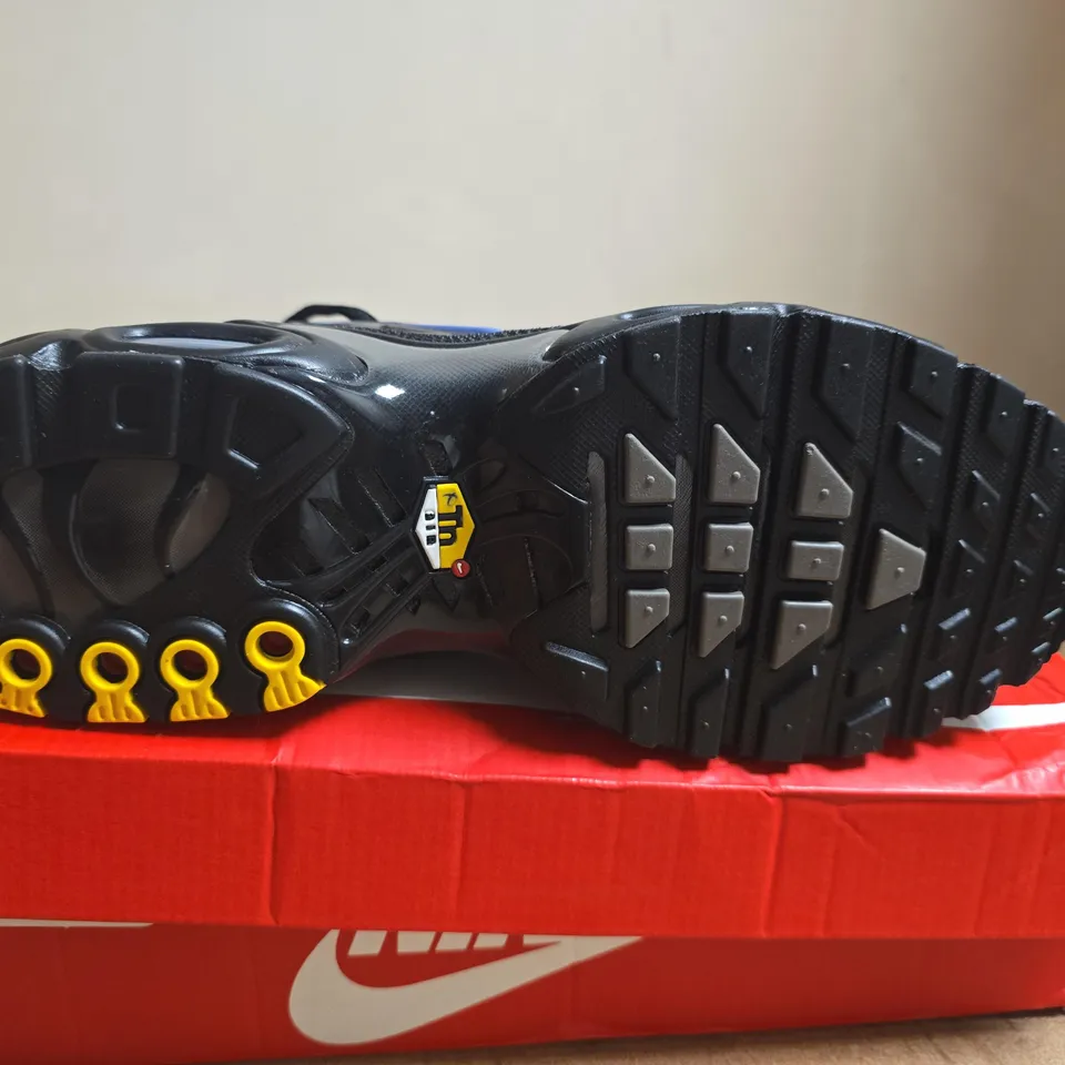 BOXED PAIR OF NIKE AIR MAX PLUS TRAINERS - BLACK, UK 9
