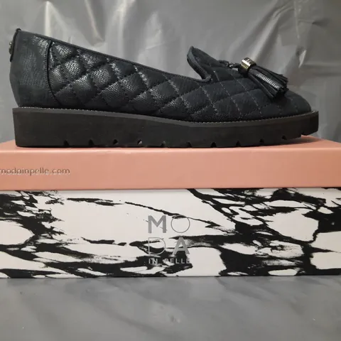 BOXED PAIR OF MODA IN PELLE QUILTED LOAFERS W. TASSEL IN NAVY SIZE 6