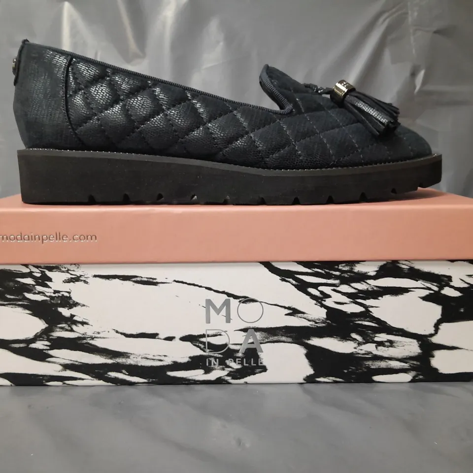 BOXED PAIR OF MODA IN PELLE QUILTED LOAFERS W. TASSEL IN NAVY SIZE 6