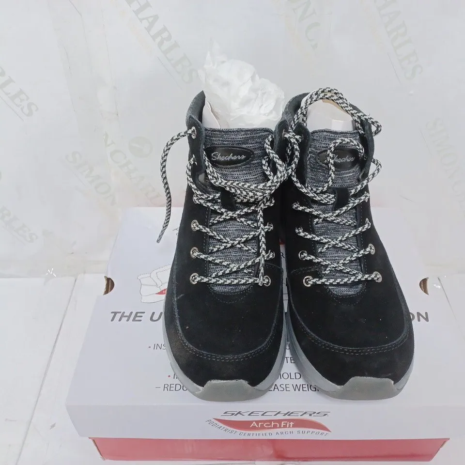 BOXED PAIR OF SKECHERS ARCH FIT SMOOTH LACE UP BOOTS IN BLACK SIZE 4