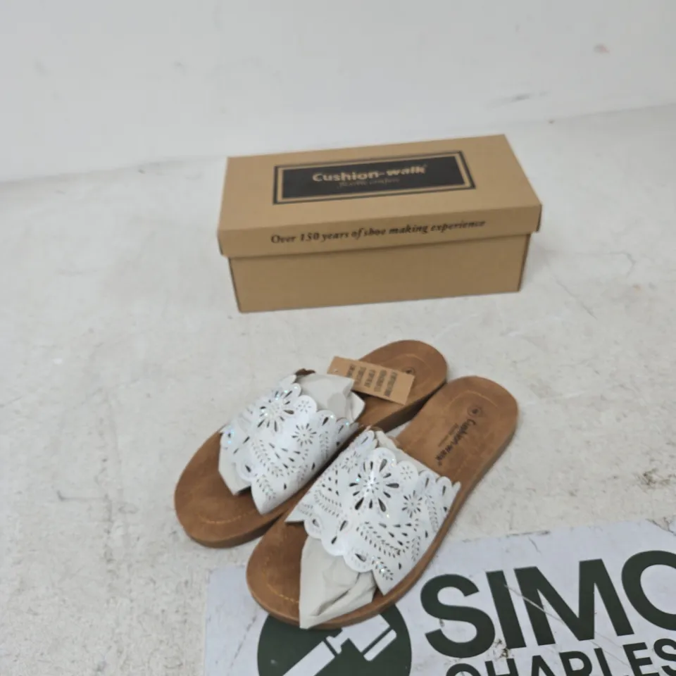 CUSHION-WALK KHLOE WHITE SANDALS – UK 4